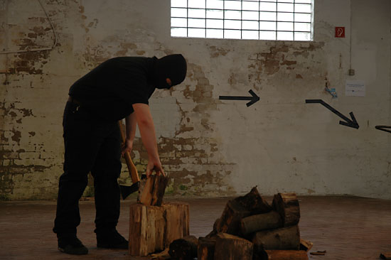 Bengt Hinrichs - Holz hacken - Performance