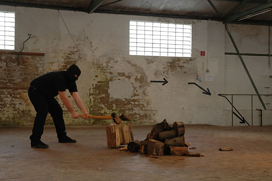 Bengt Hinrichs - Holz hacken - Performance