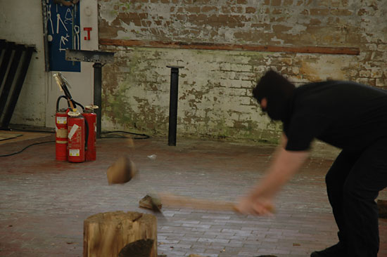 Bengt Hinrichs - Holz hacken - Performance