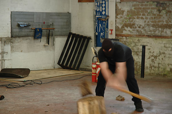 Bengt Hinrichs - Holz hacken - Performance