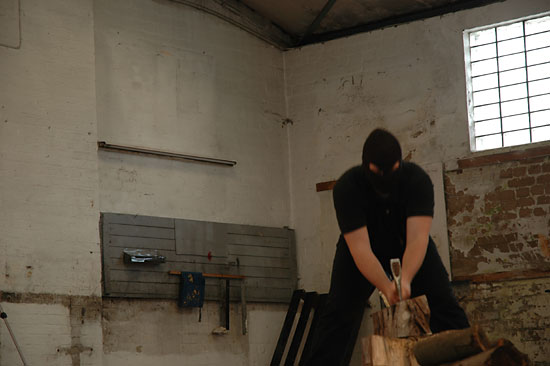 Bengt Hinrichs - Holz hacken - Performance