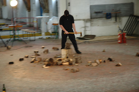 Bengt Hinrichs - Holz hacken - Performance
