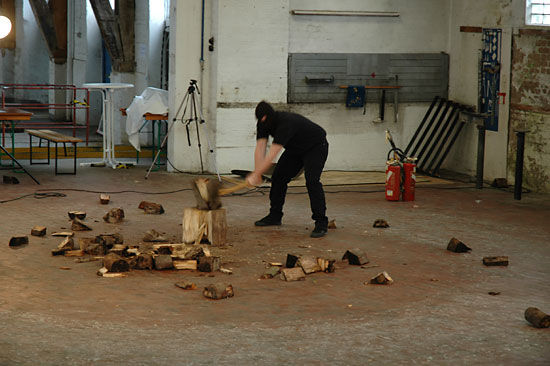 Bengt Hinrichs - Holz hacken - Performance