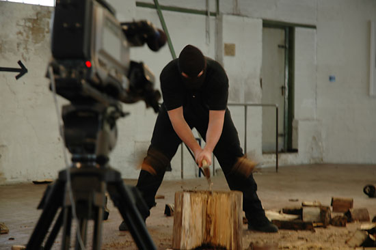 Bengt Hinrichs - Holz hacken - Performance
