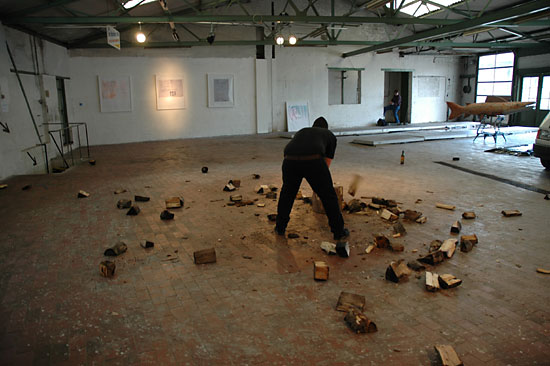 Bengt Hinrichs - Holz hacken - Performance