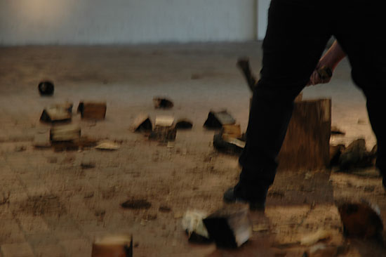 Bengt Hinrichs - Holz hacken - Performance