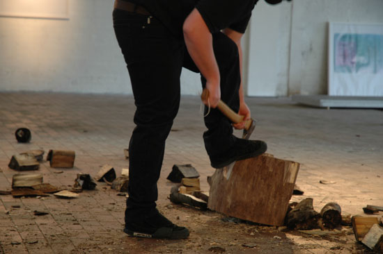 Bengt Hinrichs - Holz hacken - Performance